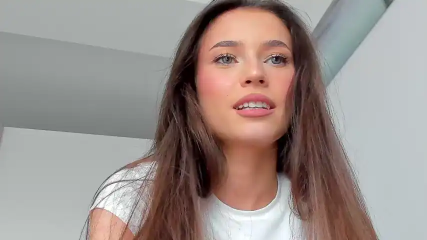 Isia_slay – [Chaturbate] Playful Private Video Cam Show – 2025-09-04 18:19:07
