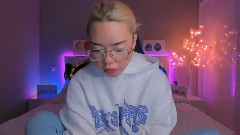 Miamelone – [Manyvids Live] College Girl Licking Pvt – 2025-12-09 17:03:03