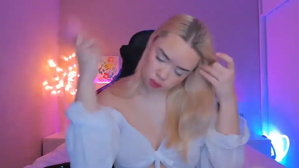 Miamelone – [Manyvids Live] Lesbian Camera Sexy Sister – 2025-12-04 10:41:18