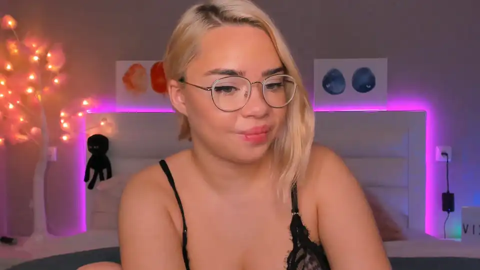 Miamelone – [Manyvids Live] Shaved Cute Webcam Girl Hot Show – 2025-10-16 22:47:39